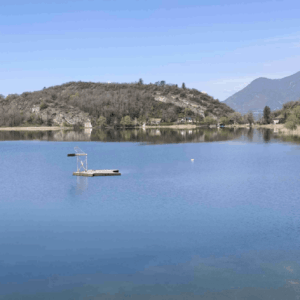 Plongeoir au milieu du lac de Barterand